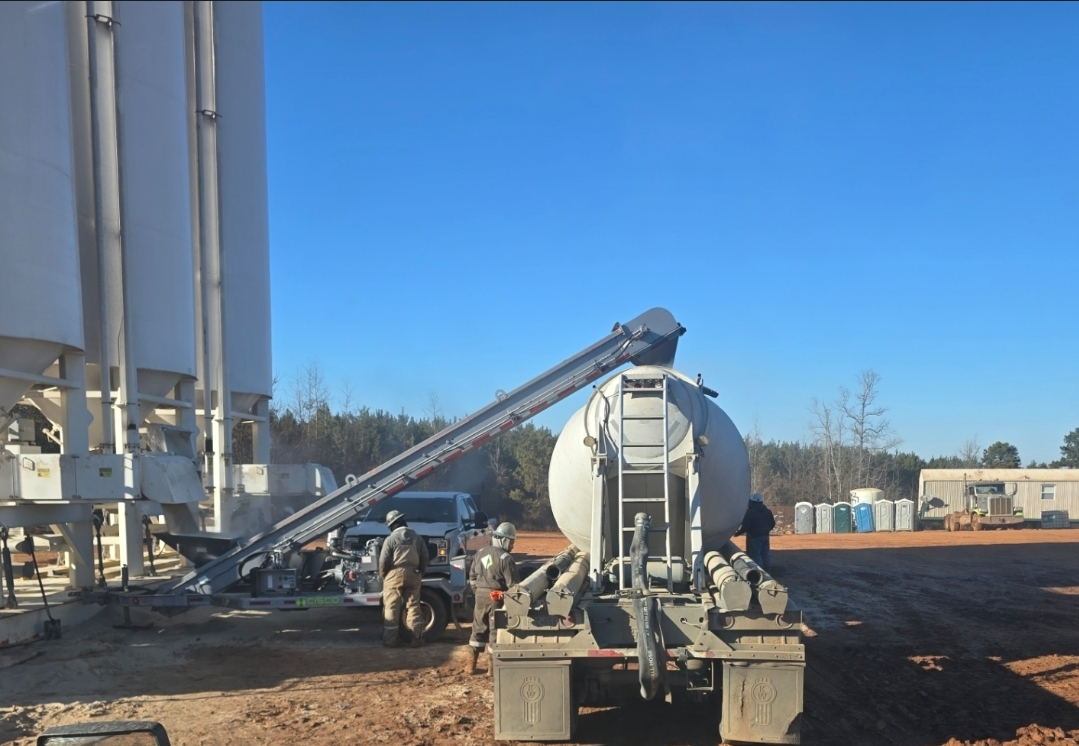 Pneumatic tanker loading frac sand at facility